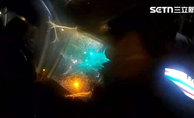 台灣新聞通訊社-飲料店留負評…女店長撂人把顧客打到滿頭包！雙方當街追打　場面超火爆