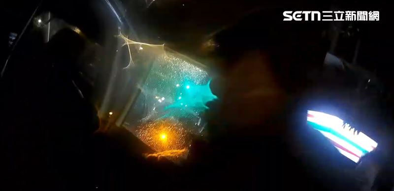 台灣新聞通訊社-飲料店留負評…女店長撂人把顧客打到滿頭包！雙方當街追打　場面超火爆