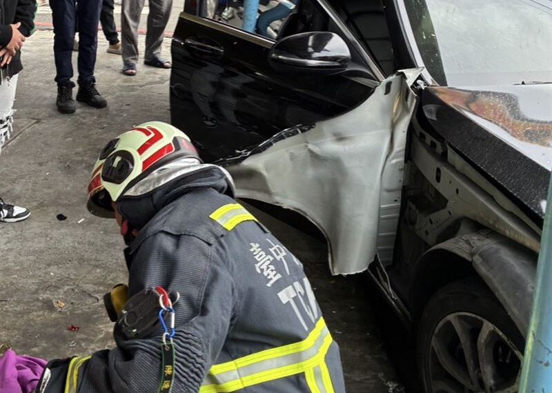 台灣新聞通訊社-快訊／台中19歲賓士男暴衝！撞噴72歲嬤害頭破　紅綠燈桿也被撞倒了