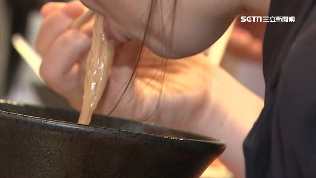 台灣新聞通訊社-台灣精髓落伍了？他驚見這餐廳週末沒排隊　眾人揭3大致命傷：盤子吃的