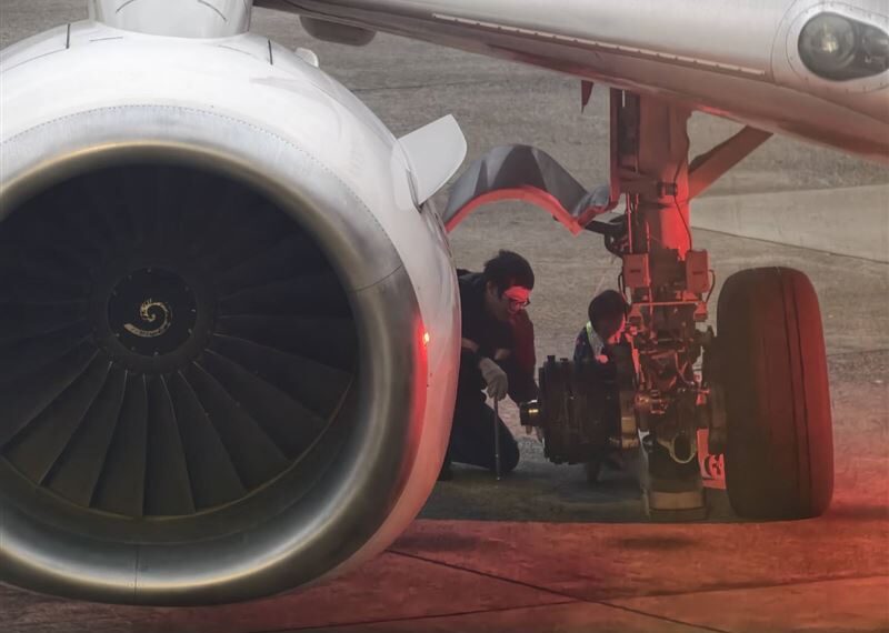 台灣新聞通訊社-德威航輪胎掉落釀連鎖效應「3航班喊Mayday」民航局調查、運安會不立案