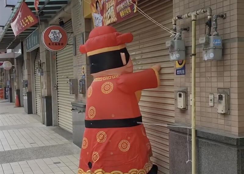 台灣新聞通訊社-威力彩11.5億！財神爺「白天到黑夜」狂敲彩券行門…不支倒地　網笑翻