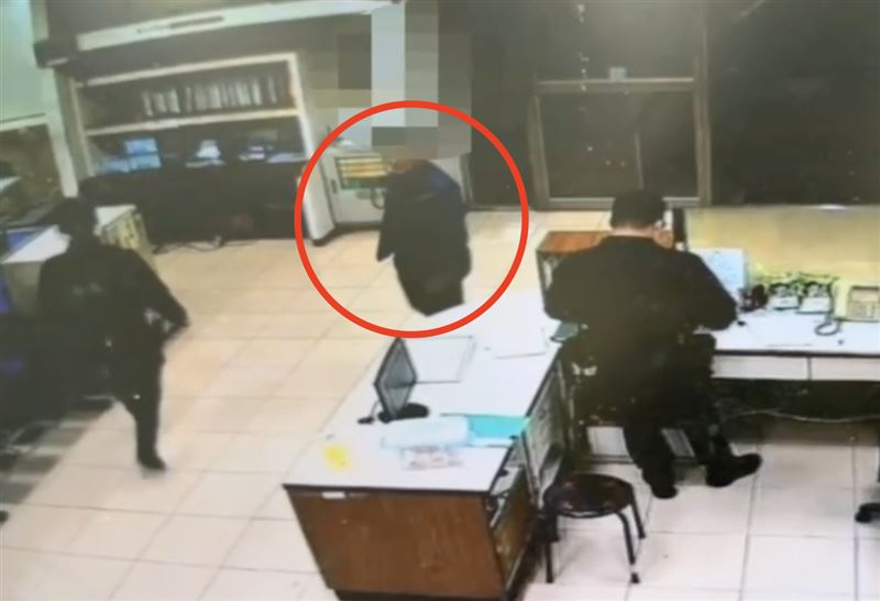 台灣新聞通訊社-路上驚見紅包袋⋯內裝1.2萬！台中男急奔派出所找回失主　警出奇招尋回