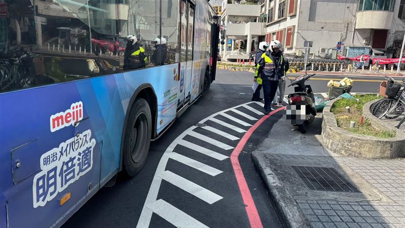 台灣新聞通訊社-新莊驚悚車禍！公車右轉擦撞機車　騎士倒地「離輪胎僅一線」逃劫