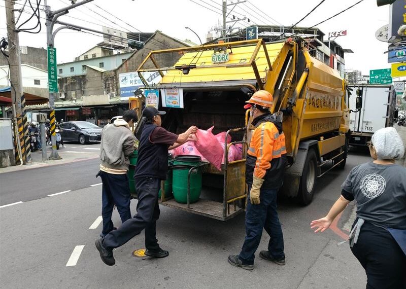 台灣新聞通訊社-春節垃圾清運懶人包！雙北加班收運、停收日一次看　電池亂丟當心罰6千