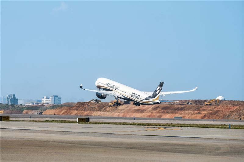台灣新聞通訊社-台灣航空史新頁！星宇首架A350-1000飛了　桃機「水門禮」震撼迎送