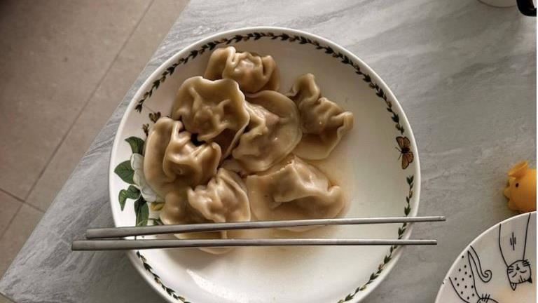 台灣新聞通訊社-全聯品管又翻車？冷凍水餃「咬下肉超臭」一看已過期20日　民眾氣炸