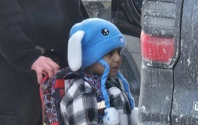 台灣新聞通訊社-垂耳藍帽哭臉男孩照瘋傳！ICE拿5歲童當誘餌抓母　法官怒批無能下令釋放