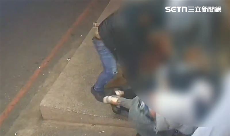 台灣新聞通訊社-花蓮街頭10人大亂鬥！「講話大聲」爆發口角　7打3血濺小吃攤