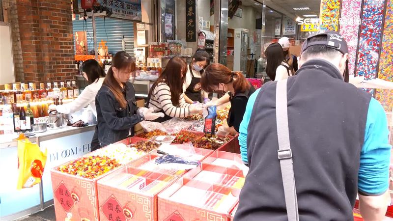 台灣新聞通訊社-零食一袋720元！「1年貨大街」慘變「盤子街」　網怒批：比市場貴3倍