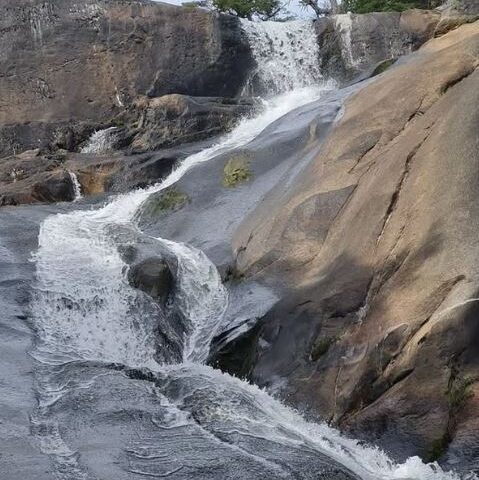 台灣新聞通訊社-辣媽在國家公園「玩溜滑梯」　竟慘撞岩石整條命沒了！家屬淚崩