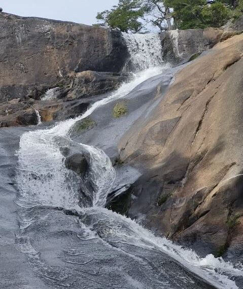 台灣新聞通訊社-辣媽在國家公園「玩溜滑梯」　竟慘撞岩石整條命沒了！家屬淚崩