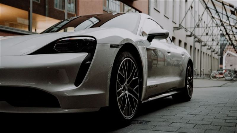 台灣新聞通訊社-保時捷男崩潰「開豪車把到的妹」三觀都不正常！　慘賠千萬：根本負資產