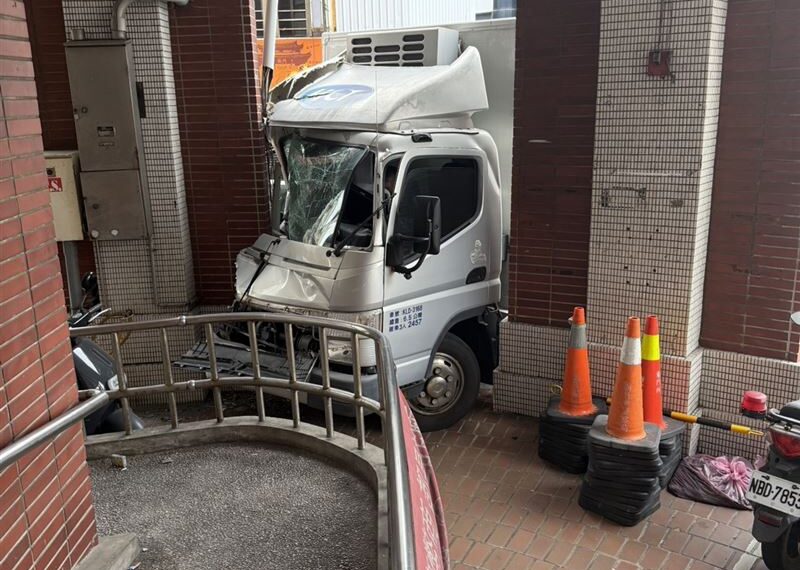 台灣新聞通訊社-快訊／轟一聲巨響！小貨車「撞派出所」車頭全扁　駕駛慘卡座位上