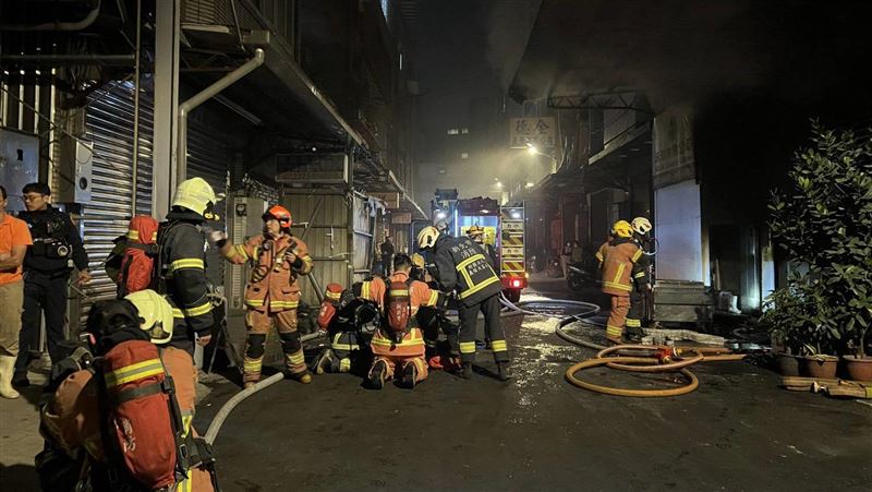 台灣新聞通訊社-新北中和食品廠陷火海！18歲女受困4樓陽台　警消火速救援脫險送醫