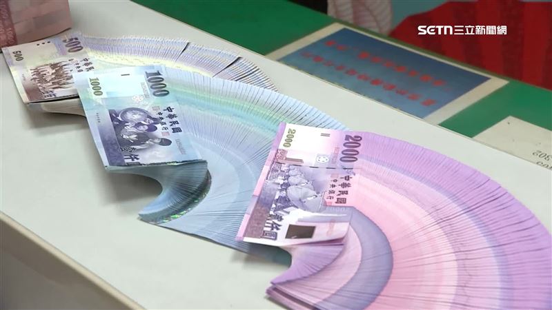 台灣新聞通訊社-農曆春節倒數！臨櫃換鈔開跑　民眾捧20萬現金換「五色新鈔」