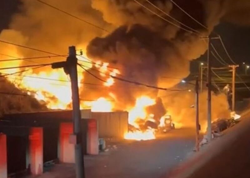 台灣新聞通訊社-鹿港清潔隊陷火海！家具堆如山全燒毀、挖土機「山貓」剩骨架畫面曝