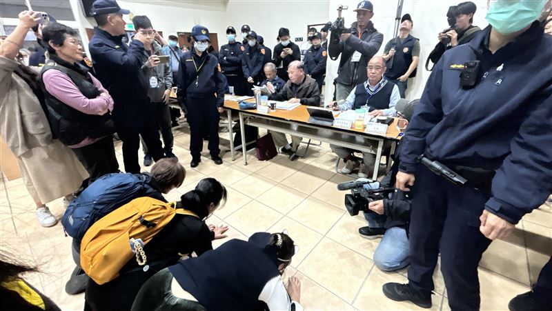 台灣新聞通訊社-南投名間擬蓋焚化爐　反對民眾激動下跪要求停止會議