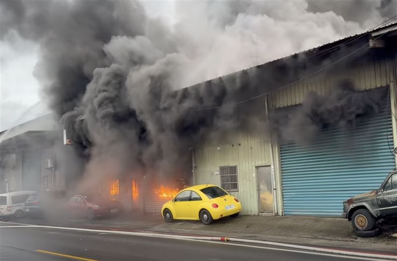 台灣新聞通訊社-快訊／桃園汽修廠火警！悶鐵棺「全面燃燒」外面車也遭殃　現場畫面曝