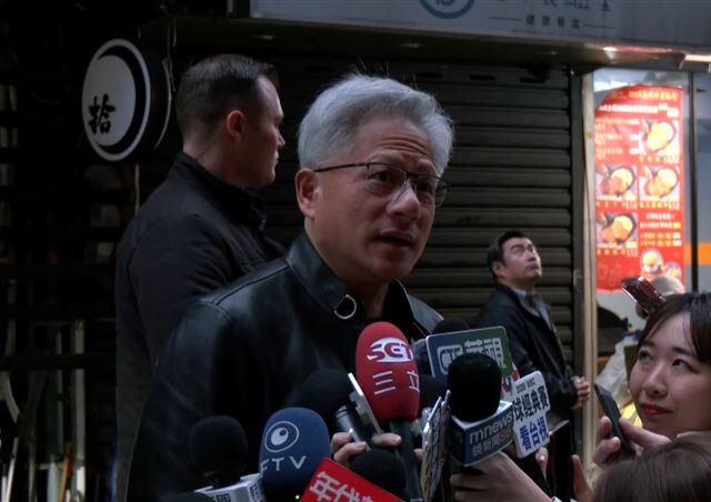 台灣新聞通訊社-快訊／黃仁勳鄒記宴請台積電　改明離台！1句道地英文首駁千億投OpenAI