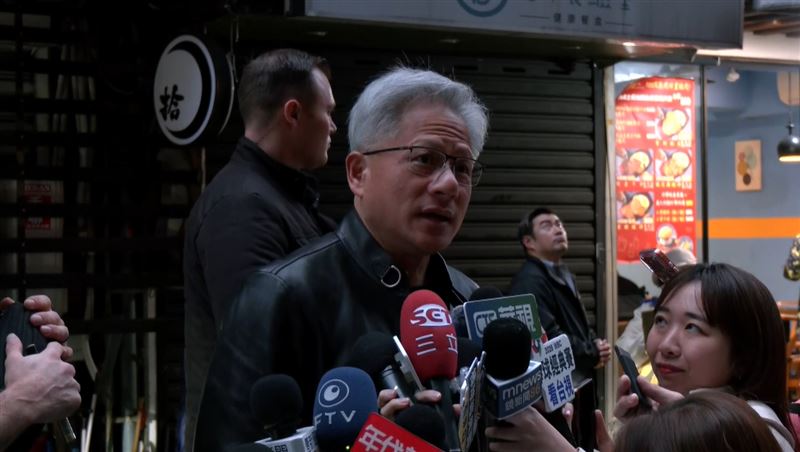 台灣新聞通訊社-快訊／黃仁勳鄒記宴請台積電　改明離台！1句道地英文首駁千億投OpenAI