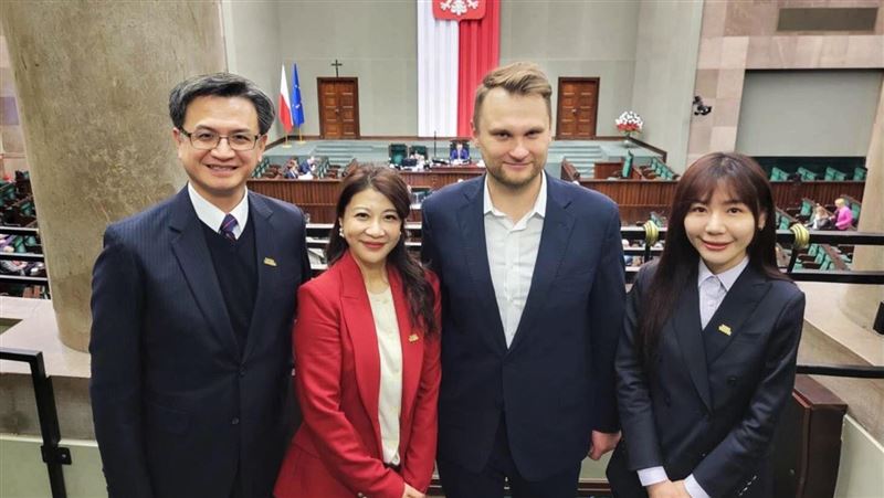 台灣新聞通訊社-歷史一刻！林楚茵、吳沛憶造訪波蘭國會　主席高喊「台灣來的」