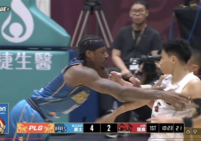 台灣新聞通訊社-PLG／勇士獵鷹開賽77秒就大場面！　古德溫、白薩互推打出火氣