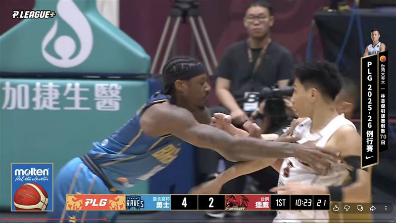 台灣新聞通訊社-PLG／勇士獵鷹開賽77秒就大場面！　古德溫、白薩互推打出火氣