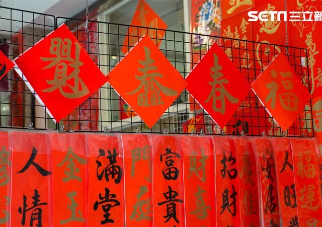 台灣新聞通訊社-過年尷尬時刻？他曬自家春聯「上頭多1字」秒歪樓　眾人笑翻：長輩的愛