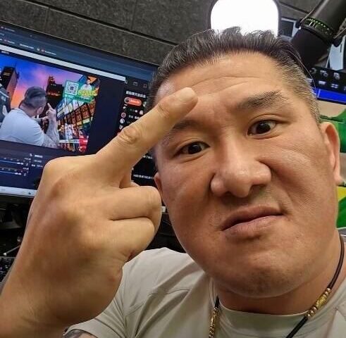 台灣新聞通訊社-新台幣改版！館長拍片比中指「建議改這版」　網酸：你比較適合人民幣