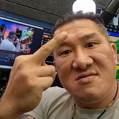 台灣新聞通訊社-新台幣改版!館長拍片比中指「建議改這版」 網酸:你比較適合人民幣