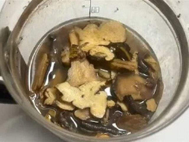 台灣新聞通訊社-中國男誤信偏方降血糖　網購劇毒中藥「少做1步驟」！喝完直上西天