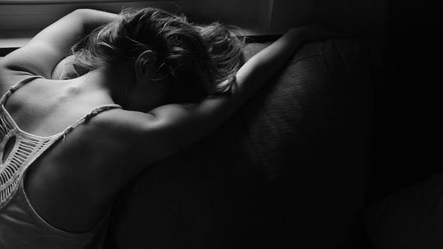 台灣新聞通訊社-深夜驚醒…見陌生男「裸下體躺床」撐頭噁問：要不要來一口？少女嚇壞