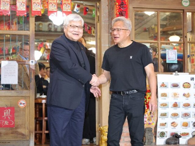 台灣新聞通訊社-黃仁勳：輝達晶圓需求大　台積電未來10年產能至少翻倍