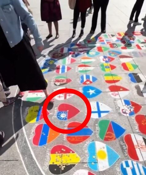 台灣新聞通訊社-中國遊客怒吼「塗掉台灣國旗」！德國畫家妙回1句　嚇跑小粉紅