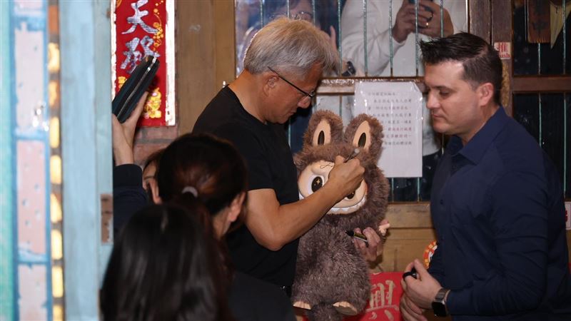 台灣新聞通訊社-直擊／黃仁勳旋風！粉絲擠爆兆元宴　驚見「Labubu」亂入