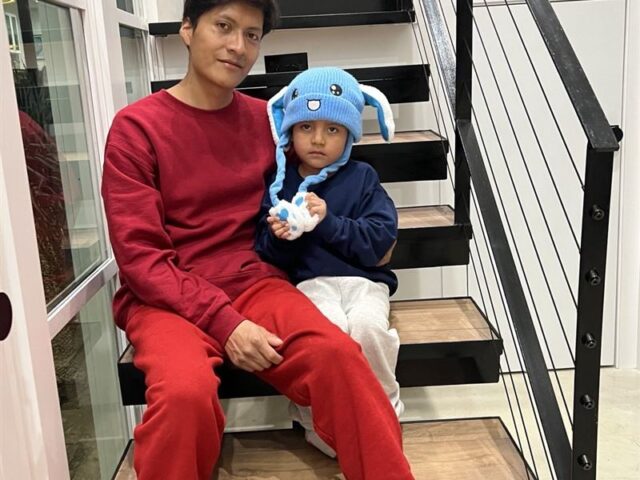 台灣新聞通訊社-哭哭帽男童回家了！ICE將男童當誘餌抓捕　男童與父親獲釋居民歡慶