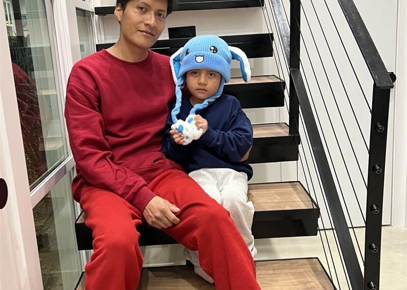 台灣新聞通訊社-哭哭帽男童回家了！ICE將男童當誘餌抓捕　男童與父親獲釋居民歡慶