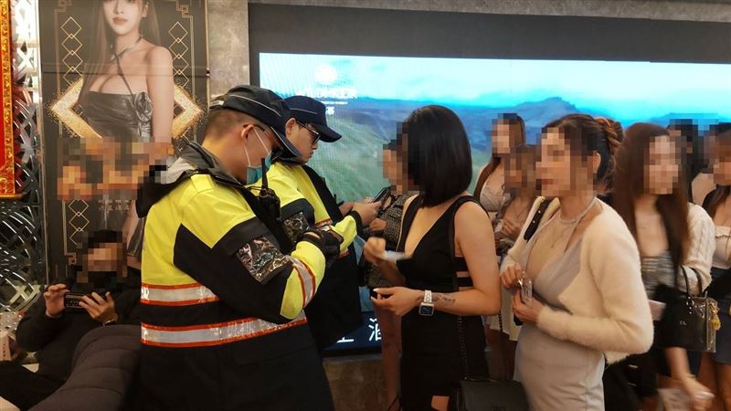 台灣新聞通訊社-超香！桃園春安首日　包廂燈一開…酒店妹刷整排「美腿叢林」養眼畫面曝