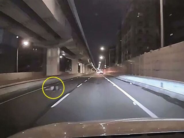 台灣新聞通訊社-丟包害命狠運將／行車紀錄曝狠司機惡劣行徑　丟包開車1分鐘後才報警