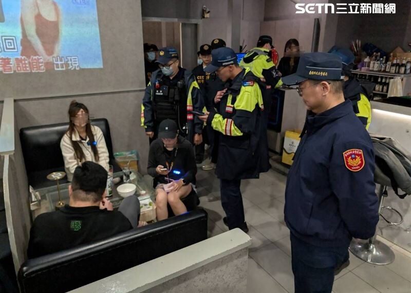 台灣新聞通訊社-台南動員490警臨檢！KTV「包廂6根」成亮點　金髮妹「上下全露」超吸睛
