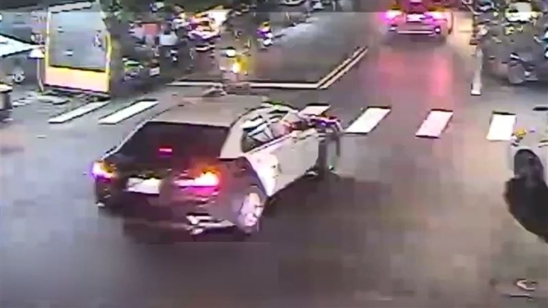 台灣新聞通訊社-室友接妻電話！他疑「綠光罩頂」街頭怒推毆　警循線逮人強制罪送辦