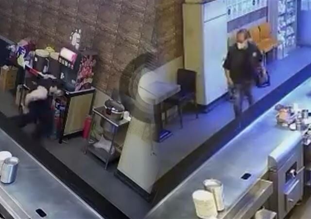 台灣新聞通訊社-台南鐵板燒店員褲子滑落被疑變態！顧客奪門驚逃　老闆公布監視器澄清