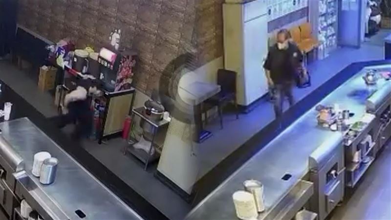 台灣新聞通訊社-台南鐵板燒店員褲子滑落被疑變態！顧客奪門驚逃　老闆公布監視器澄清
