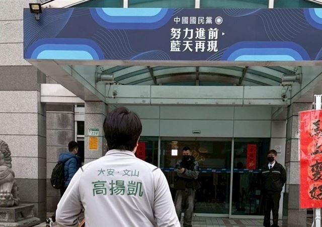 台灣新聞通訊社-抗議國民黨統促化！高揚凱突襲黨中央遞挑戰書　嗆鄭麗文「公開辯論」