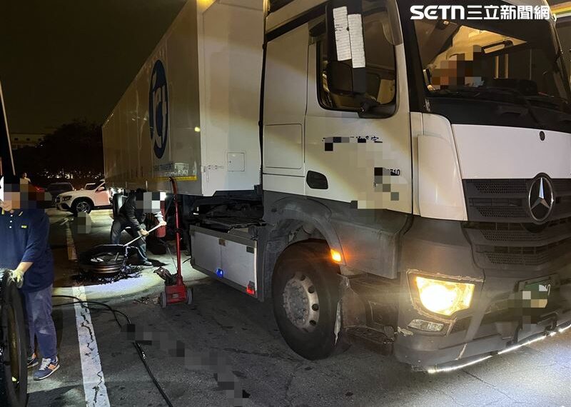 台灣新聞通訊社-聯結車國道爆胎慘了！害15車中鏢撞「隱形地雷」…BMW新車慘況曝