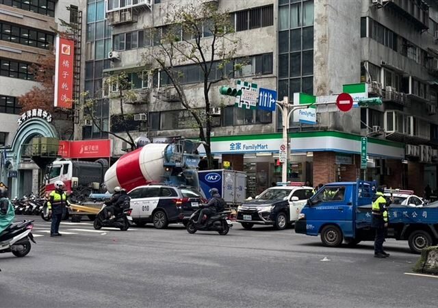 台灣新聞通訊社-快訊／北市死亡車禍！水泥預拌車擦撞單車輾斃女騎士
