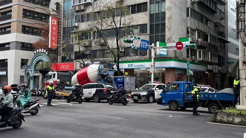 台灣新聞通訊社-快訊／北市死亡車禍！水泥預拌車擦撞單車輾斃女騎士