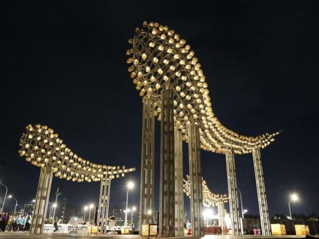 台灣新聞通訊社-全台首座！北港燈會《光之祥雲》楊士毅玻璃藝術吸睛