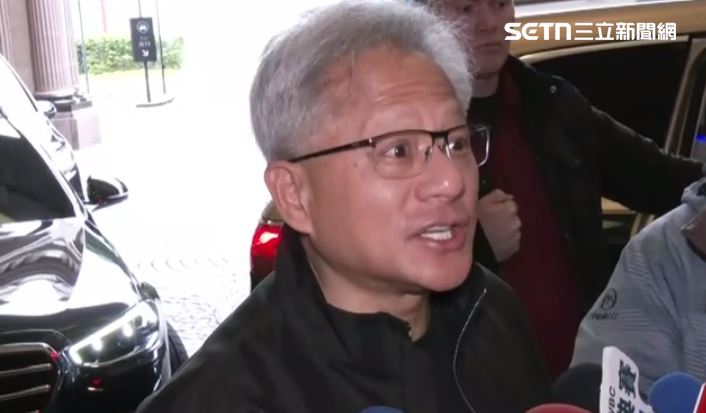 台灣新聞通訊社-AI教父玩諧音哏！黃仁勳要求記者「重錄一遍」　開金口8字中文祝賀全台